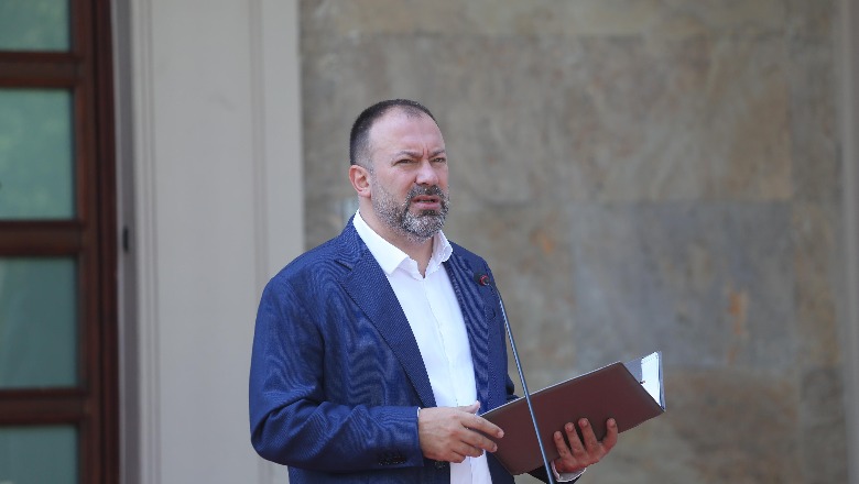 Mazniku: Rritje pagash per administraten vendore, formule e re per ndarjen e fondeve per bashkite